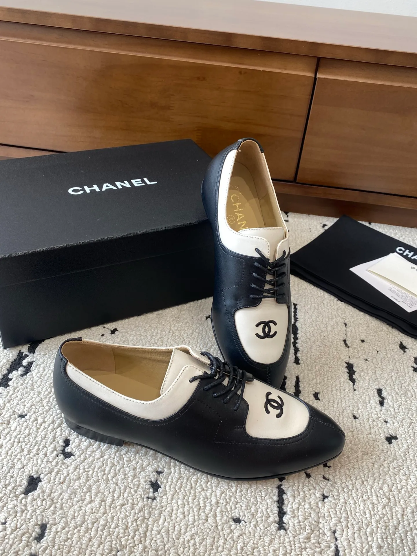 👟👟Ex-factory price 580👟👟 🍀CHANEL｜Chanel Xiaoxiang 25C new autumn and winter products, pointed-toe flat-soled deep-mouth shoes, full of retro style, elegant shoe shape, very pleasing to look at. The pointed toe makes the feet become thinner and looks slender. The classic double-C electric alluring design is particularly fashionable and elegant. The upper is made of top calf patent leather and the lining is silk sheepskin. It is super comfortable. Italian imported cowhide leather outsole. Size: 35-39 (customized 40/41) 👉 👉 👉 Buy now 👉 Buy now 👉